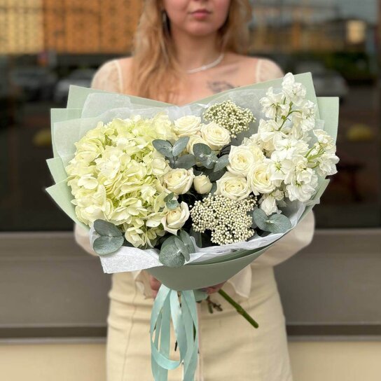 Авторский букет №242 из гортензии, кустовых роз и маттиолы Фото 2