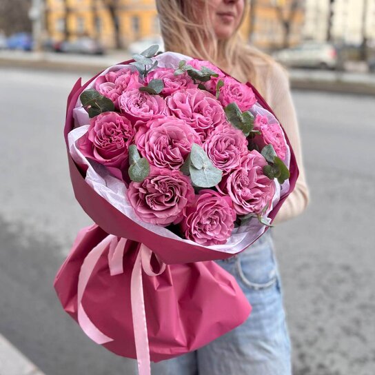 Монобукет №226 из пионовидной розы Эквадор с эвкалиптом