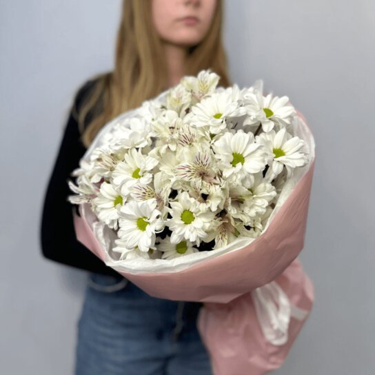 Авторский букет №165 из ромашковых хризантем и альстромерий в воздушной Фото 3