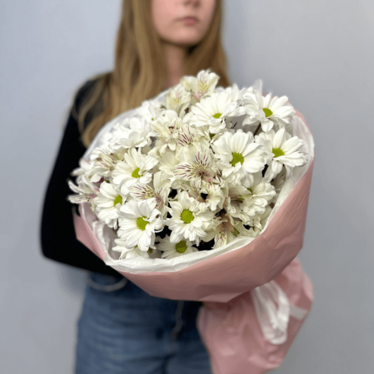 Авторский букет №165 из ромашковых хризантем и альстромерий в воздушной