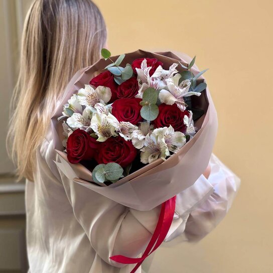 Авторский букет №254 из роз, альстромерий и эвкалипта