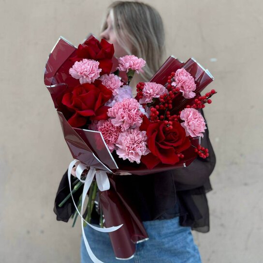 Авторский букет №188 Авторский букет "Алое сердце" из роз, гвоздик и гортензии Фото 4