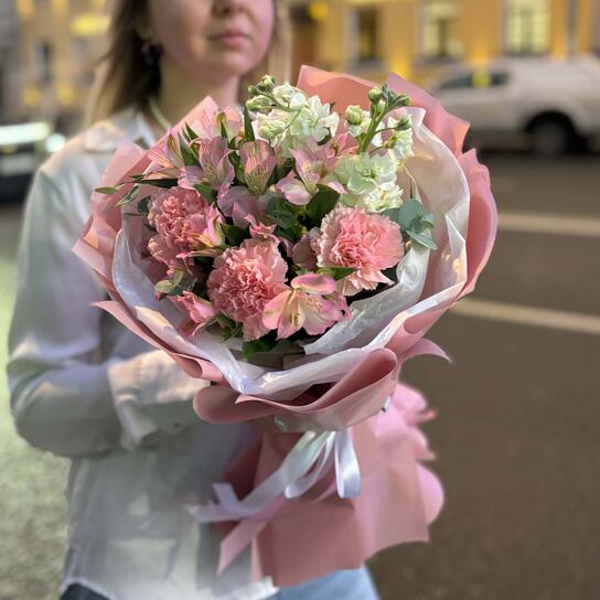 Авторский букет №160 круглый сборный букет с нежными розовыми гвоздиками и альстромерией Фото 2