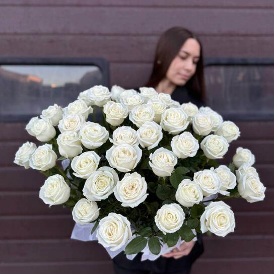 Композиция №150 "Белый шик" корзина из 53 белых эквадорских роз Фото 2