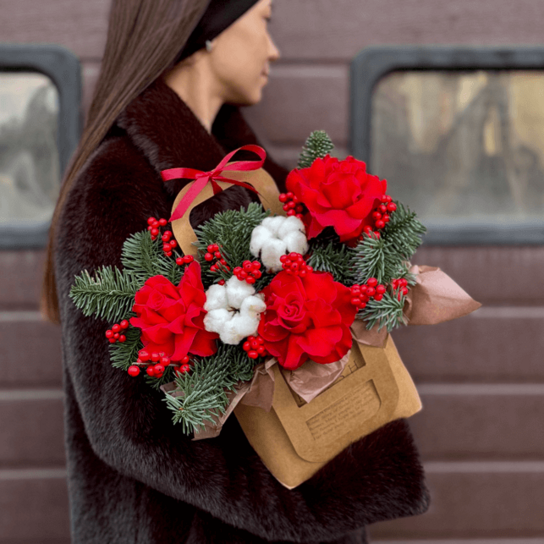 Композиция №145 в крафтовой сумочке из красных роз,  нобилиса, илекса и хлопка Фото 4