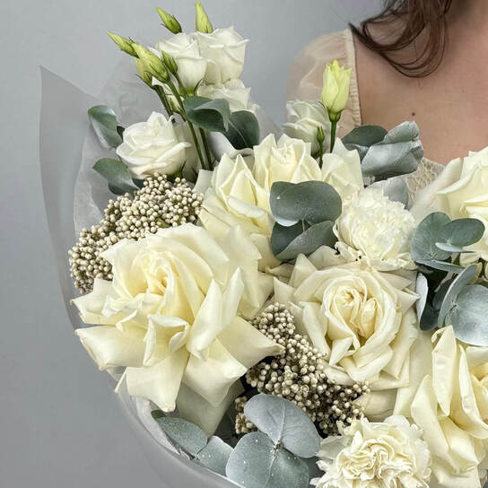 Авторский букет №115 с белыми французскими розами и озотамнусом