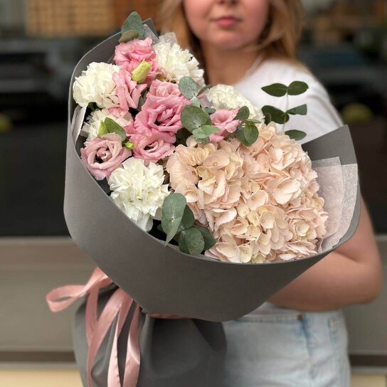 Авторский букет №246 из гортензии, диантусов и эустомы