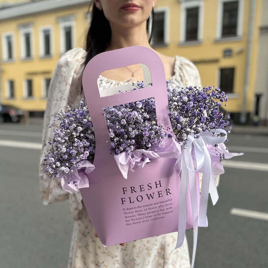 Композиция №116 с воздушной фиолетовой гипсофилой в крафтовой сумке, размер M