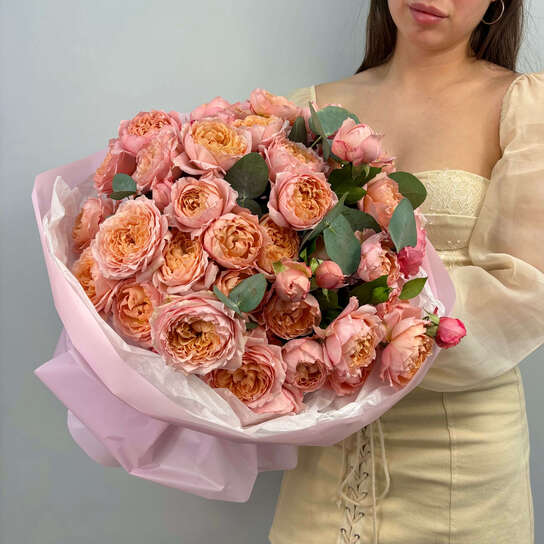 Монобукет №127, пионовидные розы Джульетта и эвкалипт