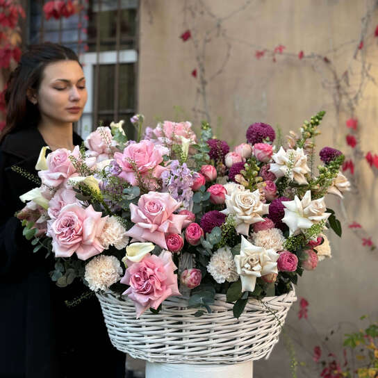 Корзина №101 из французских и пионовидных роз, антирринума, хризантем