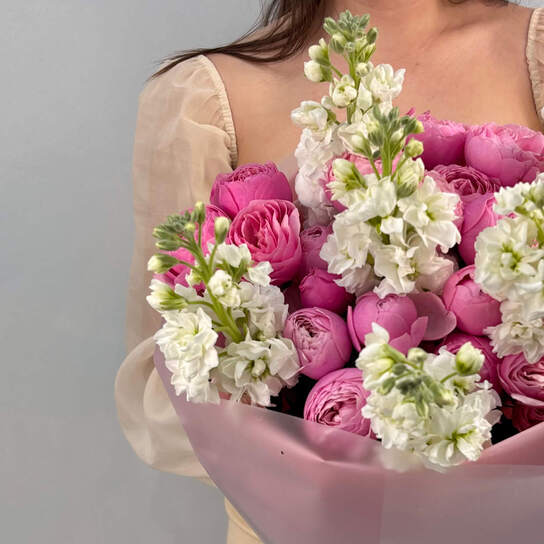 Авторский букет №109 с пионовидными розами и маттиолой