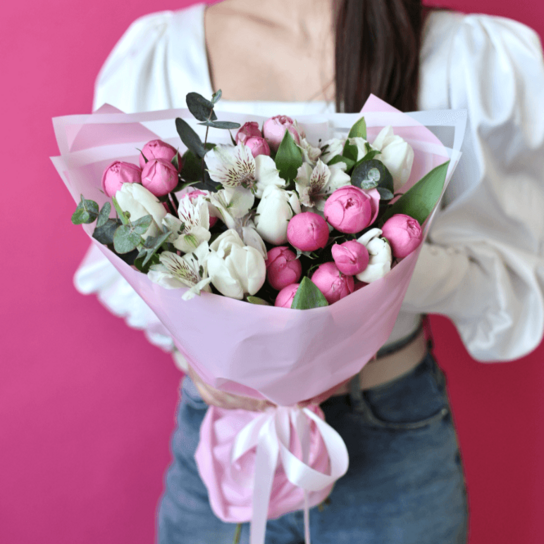 Авторский букет №249 из тюльпанов, кустовых роз и альстромерии Фото 2