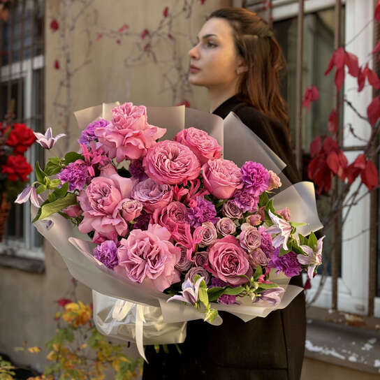 Авторский букет №138 из пионовидных роз и диантусов