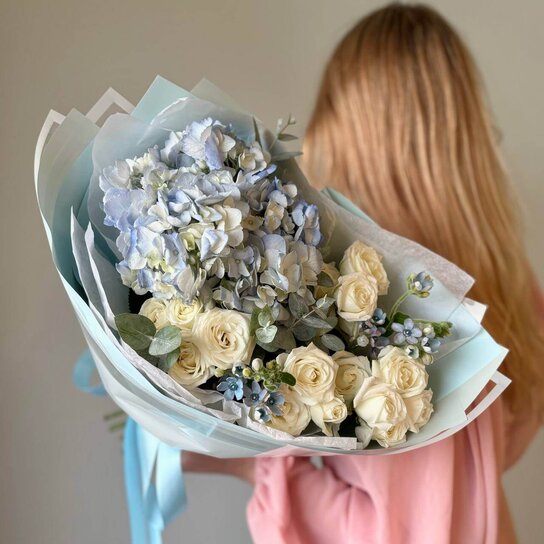 Авторский букет №244 из гортензии, кустовых роз и незабудок Фото 3