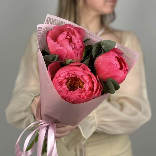 Монобукет №264 Комплимент из пионов Coral Charm