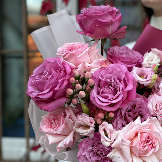 Авторский букет №131 из пионовидных роз и эустомы