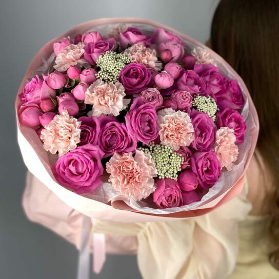 Авторский букт №144 из пионовидных роз и диантусов