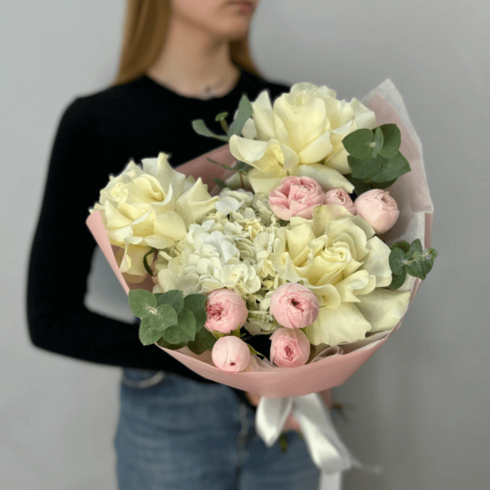 Авторский букет №166 "Ледник" их роз, гортензии и ароматного эвкалипта