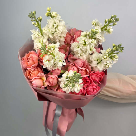 Авторский букет №111 с пионовидными розами Джульетта и маттиолой