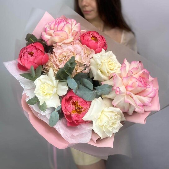 Авторский букет №264 Пионы и французские розы в букете