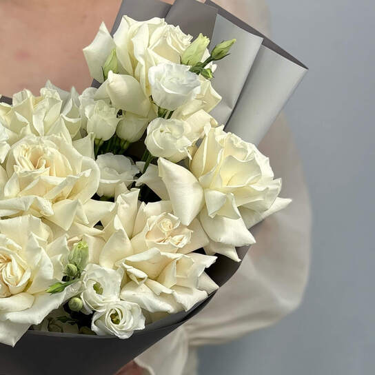 Авторский букет №110 с белыми французскими розами и эустомой