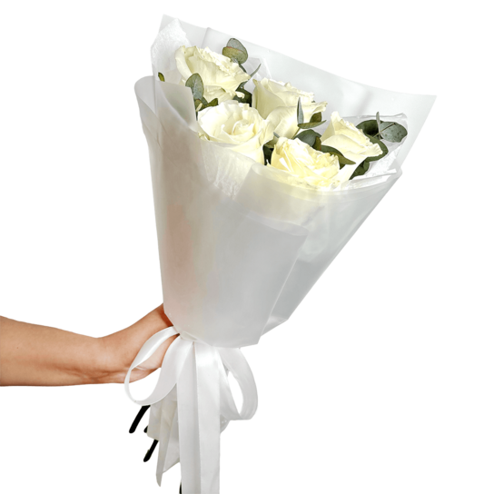 Монобукет №206 из 5 белых роз Эквадор с эвкалиптом