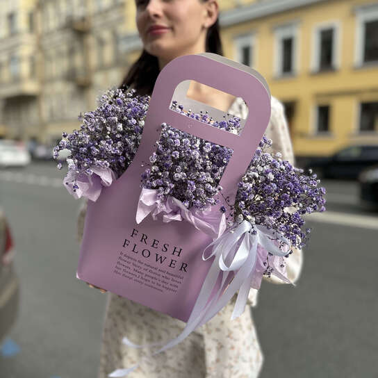 Композиция №116 с воздушной фиолетовой гипсофилой в крафтовой сумке, размер M