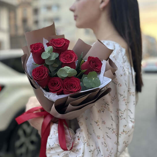 Монобукет №141, 7 красных кенийских роз с эвкалиптом