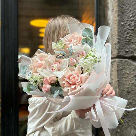 Авторский букет №155 из роз, орхидей и ароматного эвкалипта с маттиолой