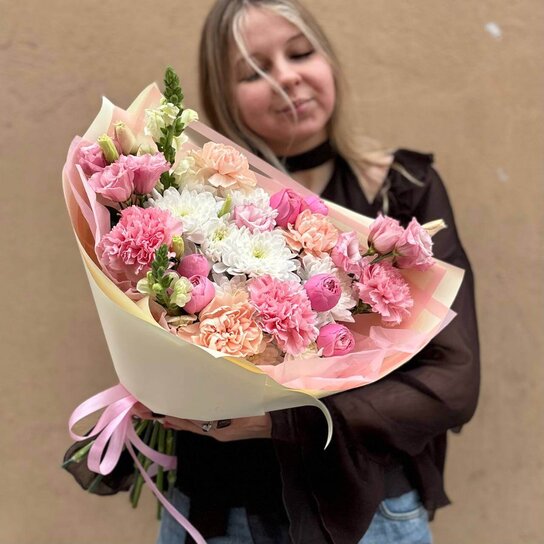 Авторский букет №192 Авторский букет "Свежий персик" из гвоздик, хризантем и эустомы