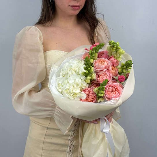 Авторский букет №124 с гортензией и львиным зевом