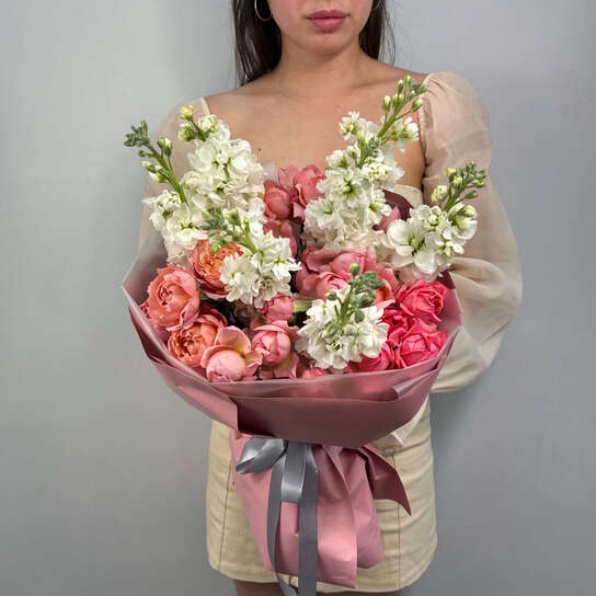 Авторский букет №111 с пионовидными розами Джульетта и маттиолой