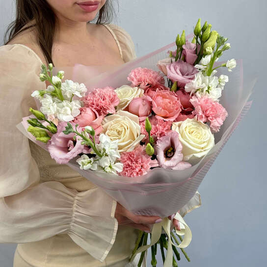 Авторский букет №102 с розами и ароматной маттиолой