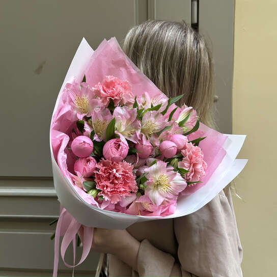 Авторский букет №146 из пионовидных роз, альстромерии и диантусов