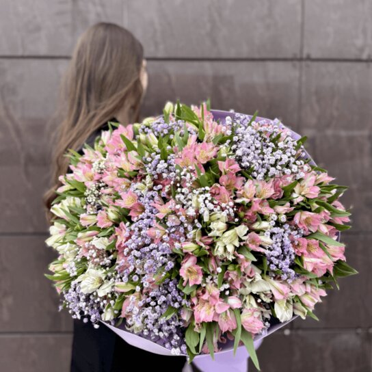 Авторский букет №292 Дофаминовый букет из альстромерий и гипсофилы