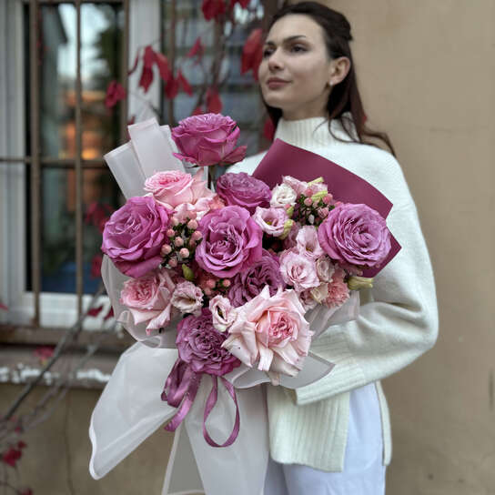 Авторский букет №131 из пионовидных роз и эустомы