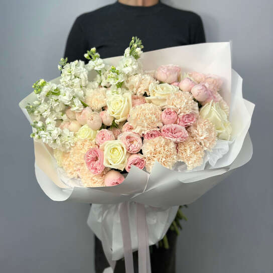 Авторский букет №133 из пионовидных роз, диантусов и маттиолы