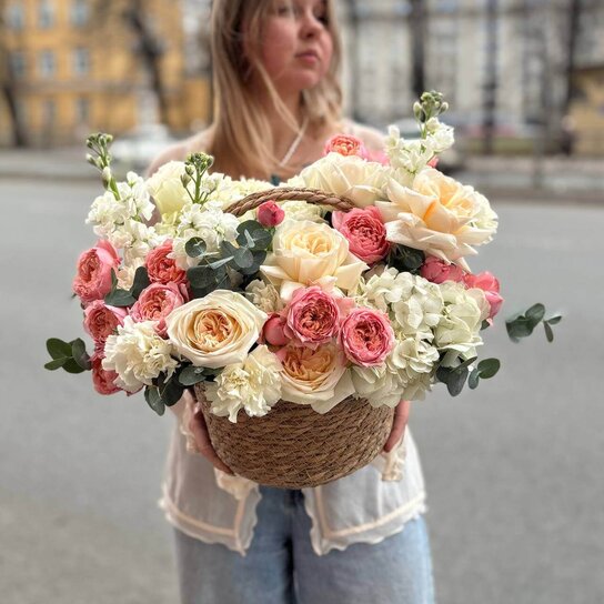 Композиция №167 в плетеной корзине из гортензии, маттиолы, роз и диантусов