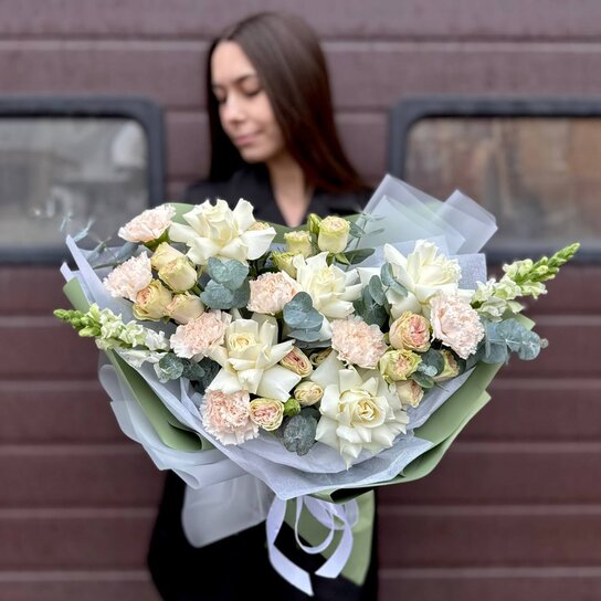 Авторский букет №199 Авторский букет из роз, гвоздик и ароматного эвкалипта Фото 3