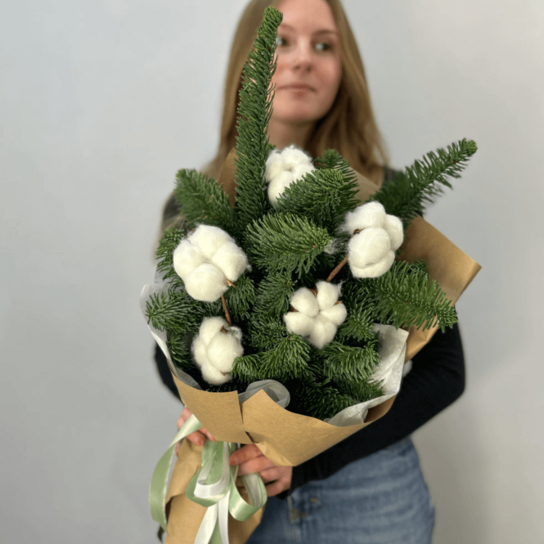 Авторский букет №168 "Вечно зеленая" из нобилиса и натурального хлопка