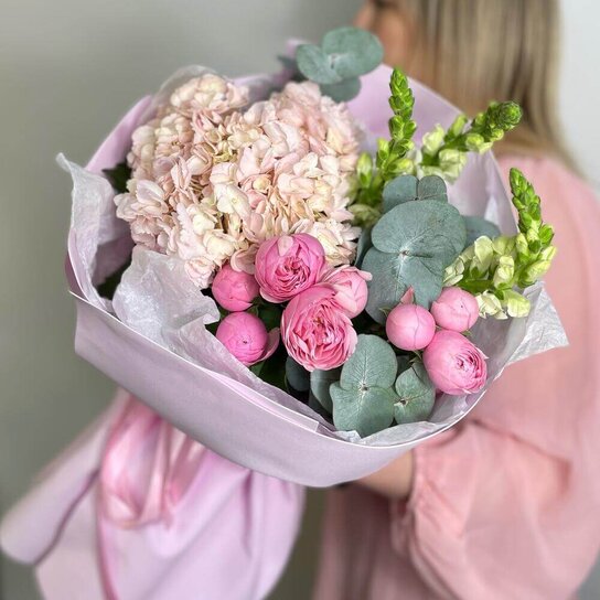 Авторский букет №303 Розовые пионовидные розы и львиный зев