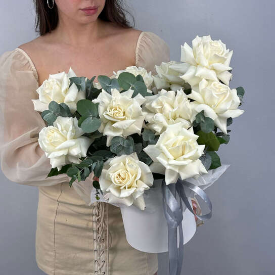 Композиция №101, белые французские розы и эвкалипт