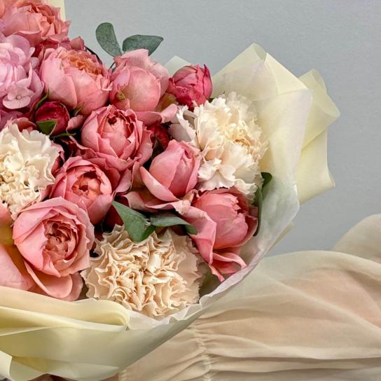 Авторский букет №103 с пионовидными розами и гортензией
