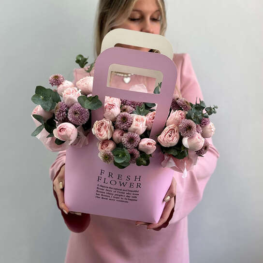 Композиция №132 из пионовидных роз и хризантем сантини