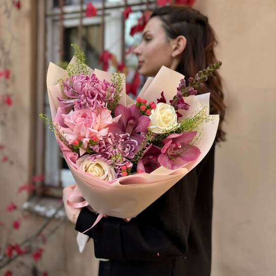 Авторский букет №136 из хризантем, роз и орхидей