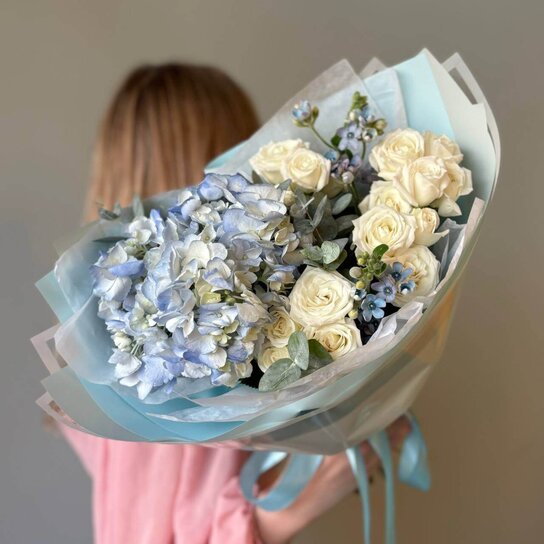 Авторский букет №244 из гортензии, кустовых роз и незабудок Фото 2