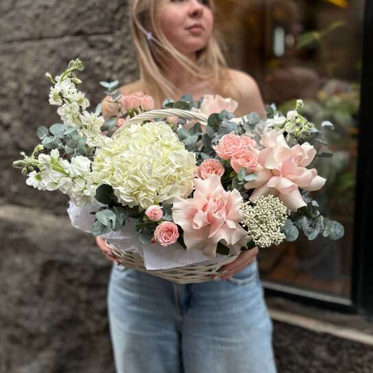 Композиция №134 из нежных ароматных цветов