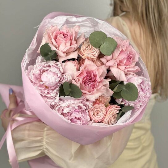 Авторский букет №280 пионы и розы