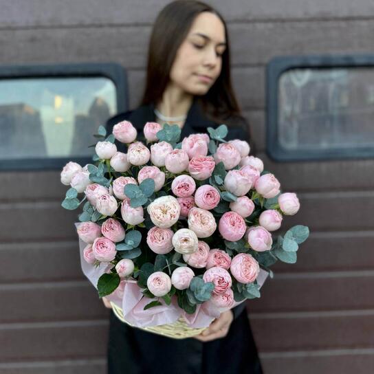 Композиция №151 "Пиономания" из кустовых роз и ароматного эвкалипта