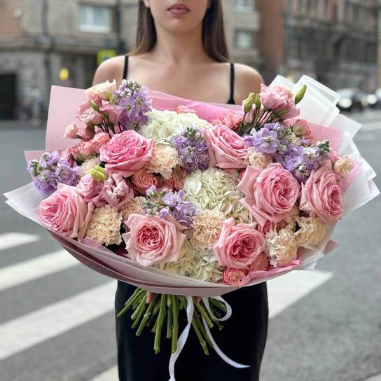 Авторский букет №126 с нежными розовыми розами